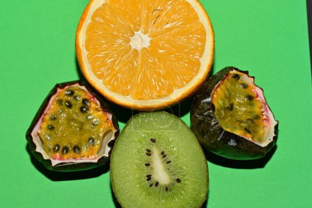 Téléchargez les photos : Kiwi, tranches d'orange et de fruits de la passion, fruits frais, plan studio - en image libre de droit