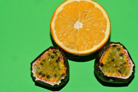 Téléchargez les photos : Tranches d'orange et de fruits de la passion, fruits frais, plan studio - en image libre de droit