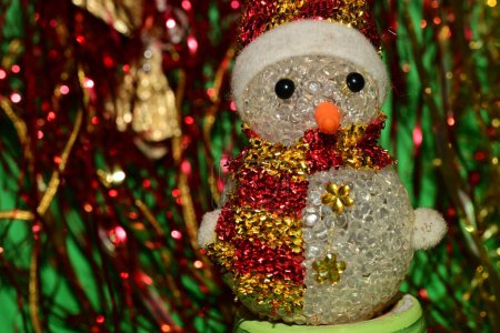 Téléchargez les photos : Bonhomme de neige décoration de Noël sur un fond de fête. - en image libre de droit