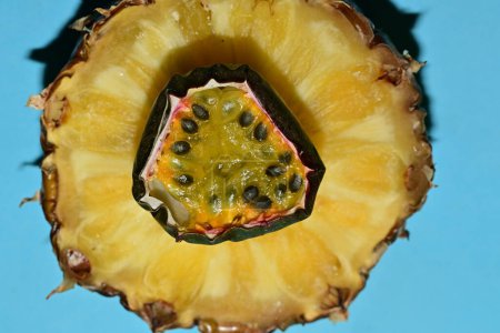 Foto de Piña fresca y fruta de la pasión, toma de estudio - Imagen libre de derechos