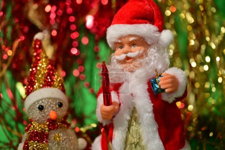 Téléchargez les photos : Santa claus et bonhomme de neige jouets de Noël - en image libre de droit