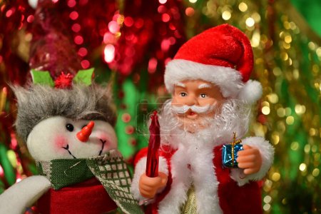 Téléchargez les photos : Père Noël Claude et bonhomme de neige - en image libre de droit
