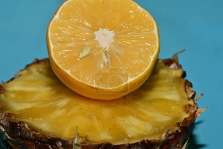 Téléchargez les photos : Ananas frais et orange, plan studio - en image libre de droit