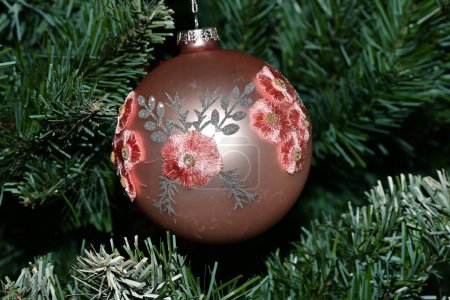Téléchargez les photos : Belles décorations d'arbre de Noël, gros plan. - en image libre de droit