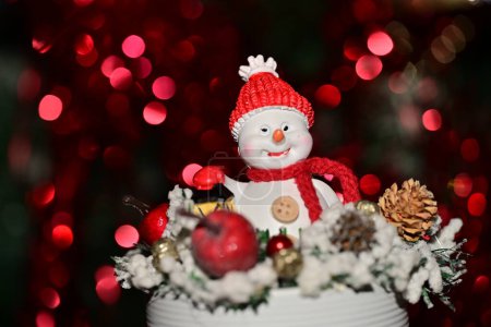 Téléchargez les photos : Noël jouet bonhomme de neige sur un fond noir - en image libre de droit