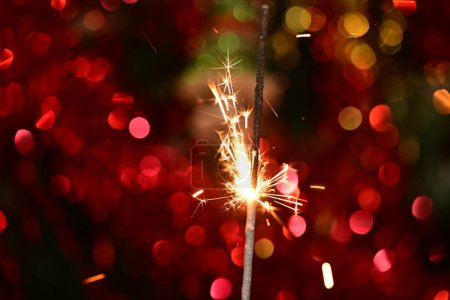 Téléchargez les photos : Brûlant scintillant sur fond de Noël festive floue - en image libre de droit