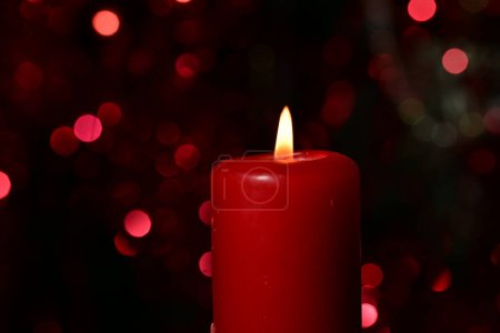 Foto de Vela de Navidad ardiente sobre fondo negro festivo, de cerca - hasta - Imagen libre de derechos