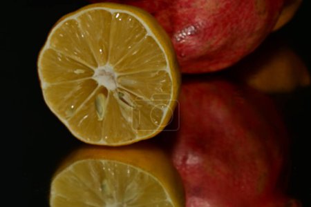 Téléchargez les photos : Grenade, fruits mûrs frais orange sur fond noir - en image libre de droit