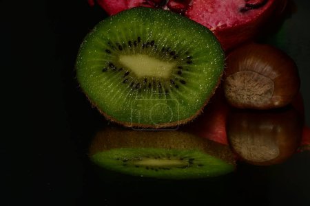 Téléchargez les photos : Grenade, kiwi fruits frais mûrs sur fond noir - en image libre de droit