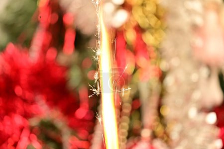 Foto de Espumoso ardiente en el fondo borroso de Navidad festiva - Imagen libre de derechos