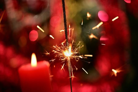 Téléchargez les photos : Brûlant scintillant sur fond de Noël festive floue - en image libre de droit