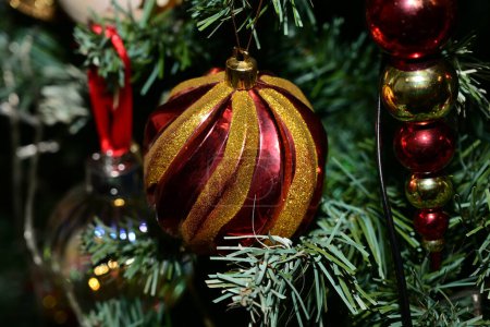 Foto de Adornos de Navidad, año nuevo, árbol de Navidad - Imagen libre de derechos
