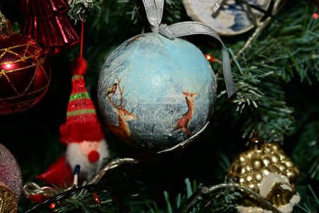 Foto de Adornos de Navidad, año nuevo, árbol de Navidad - Imagen libre de derechos