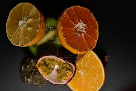 Téléchargez les photos : Fruits frais sur fond noir - en image libre de droit