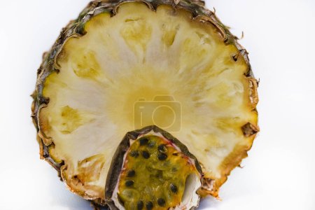 Téléchargez les photos : Ananas avec maracuja isolé sur fond blanc - en image libre de droit
