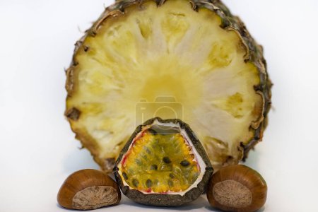 Foto de Fruta de piña con maracuja y castañas aisladas sobre fondo blanco - Imagen libre de derechos