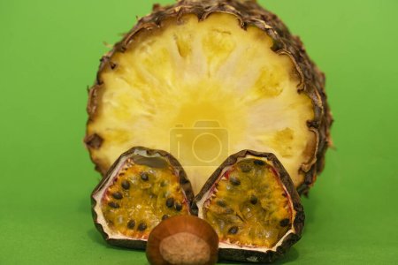 Téléchargez les photos : Ananas sur fond blanc - en image libre de droit