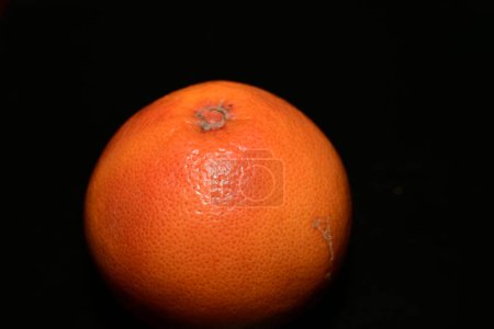 Téléchargez les photos : Orange frais sur fond noir - en image libre de droit