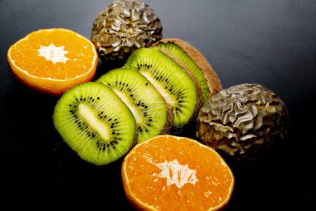 Téléchargez les photos : Fruits frais, kiwi, orange et orange - en image libre de droit