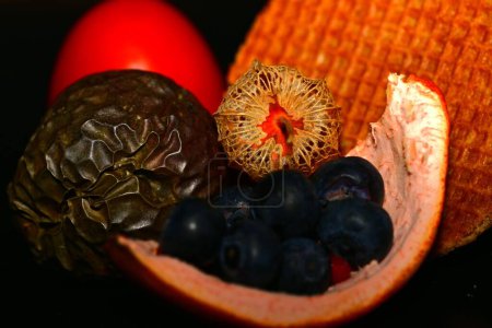 Téléchargez les photos : Nature morte avec des fruits et un fruit rouge - en image libre de droit