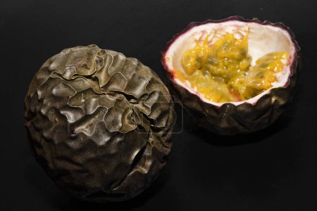 Foto de Fruta de la pasión a la mitad, vista de cerca - Imagen libre de derechos