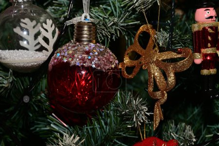 Foto de Las decoraciones navideñas sobre el árbol de Navidad, el fondo de fiesta - Imagen libre de derechos