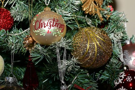 Foto de Las decoraciones navideñas sobre el árbol de Navidad, el fondo de fiesta - Imagen libre de derechos