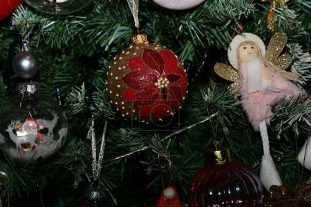Téléchargez les photos : Décorations de Noël sur un arbre de Noël, fond de fête - en image libre de droit