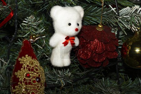 Téléchargez les photos : Décorations de Noël sur un arbre de Noël, fond de fête - en image libre de droit