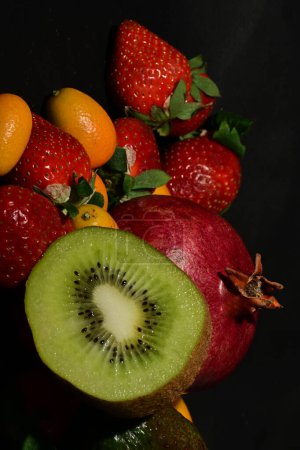 Téléchargez les photos : Assortiment de fruits sur fond noir - en image libre de droit
