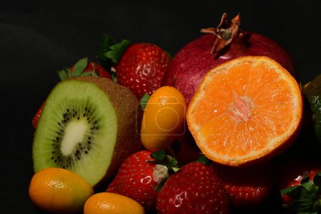 Foto de Grupo de frutas sobre un fondo negro - Imagen libre de derechos