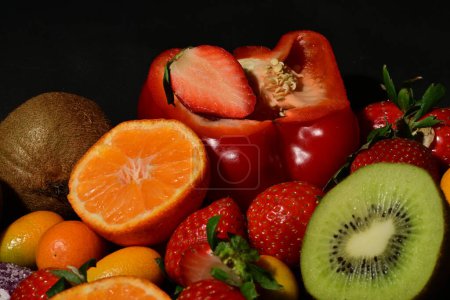 Téléchargez les photos : Variété de fruits et légumes sur fond noir - en image libre de droit