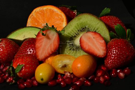 Foto de Surtido de frutas y verduras sobre un fondo negro - Imagen libre de derechos