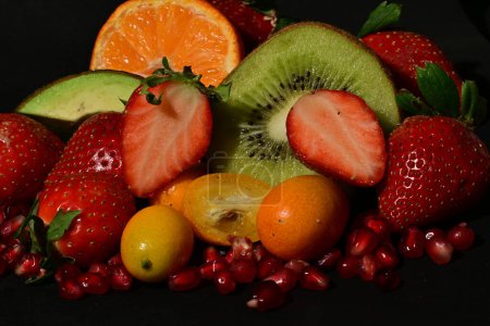 Téléchargez les photos : Assortiment de fruits et légumes sur fond noir - en image libre de droit