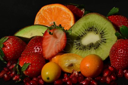 Téléchargez les photos : Assortiment de fruits et légumes sur fond noir - en image libre de droit