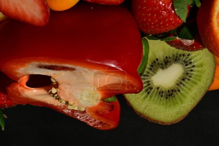 Téléchargez les photos : Groupe de fruits et légumes sur fond noir - en image libre de droit