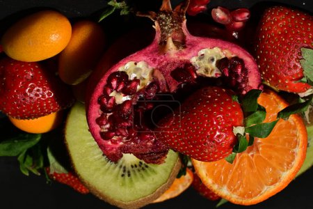 Foto de Grupo de frutas y verduras sobre un fondo negro - Imagen libre de derechos