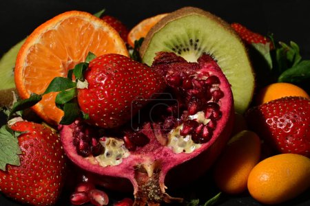 Téléchargez les photos : Groupe de fruits et légumes sur fond noir - en image libre de droit