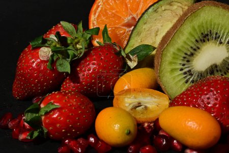 Téléchargez les photos : Assortiment de fruits sur fond noir - en image libre de droit