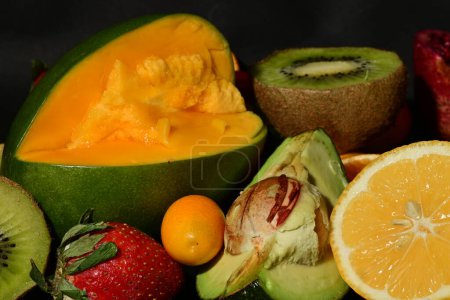 Téléchargez les photos : Variété de fruits sur fond noir - en image libre de droit