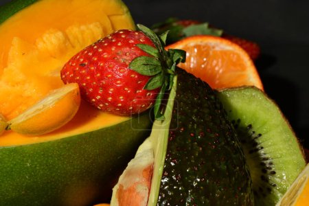 Téléchargez les photos : Variété de fruits sur fond noir - en image libre de droit
