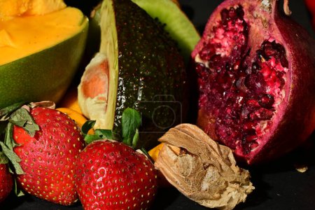 Foto de Una variedad de frutas y verduras en una mesa - Imagen libre de derechos