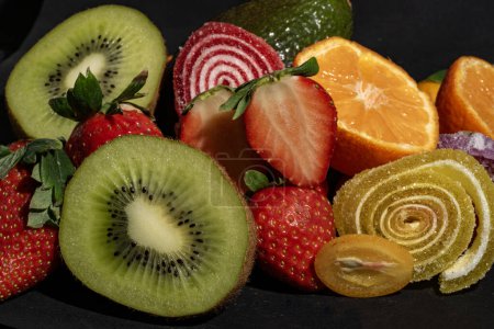 Téléchargez les photos : Une assiette de fruits avec un dessin en spirale - en image libre de droit