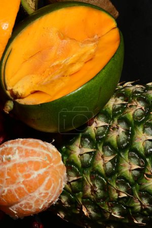 Foto de Una piña, naranja y otras frutas en una mesa - Imagen libre de derechos