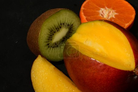 Téléchargez les photos : Fruits sur table blanche, mode de vie sain - en image libre de droit