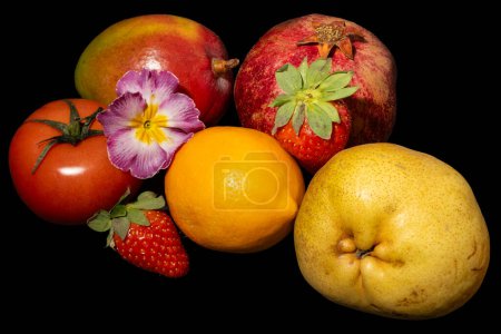 Foto de Frutas sobre una mesa negra - Imagen libre de derechos