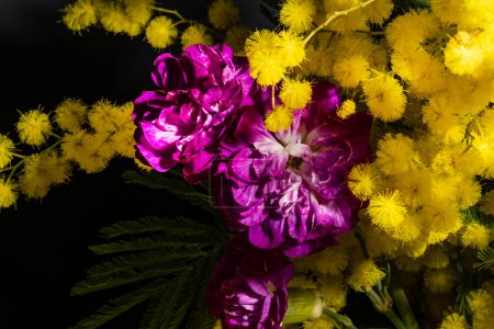 Foto de Primer plano de hermoso ramo de primavera brillante de flores - Imagen libre de derechos