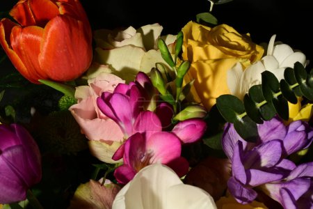Foto de Hermoso ramo de flores de primavera brillante, tiro al estudio - Imagen libre de derechos
