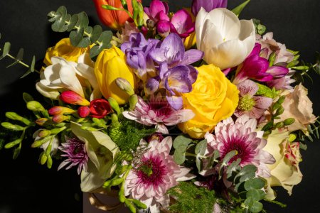 Téléchargez les photos : Gros plan de beau bouquet de fleurs sur fond sombre - en image libre de droit
