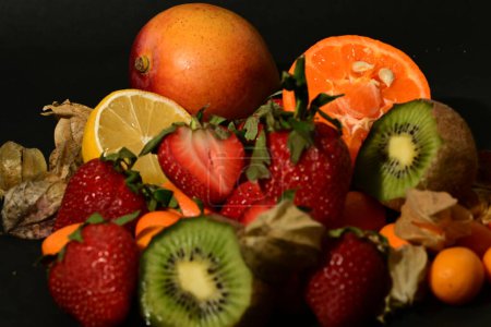 Téléchargez les photos : Fruits, baies et fruits sur fond blanc - en image libre de droit